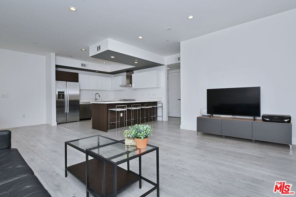 118 S Kenwood Street 305