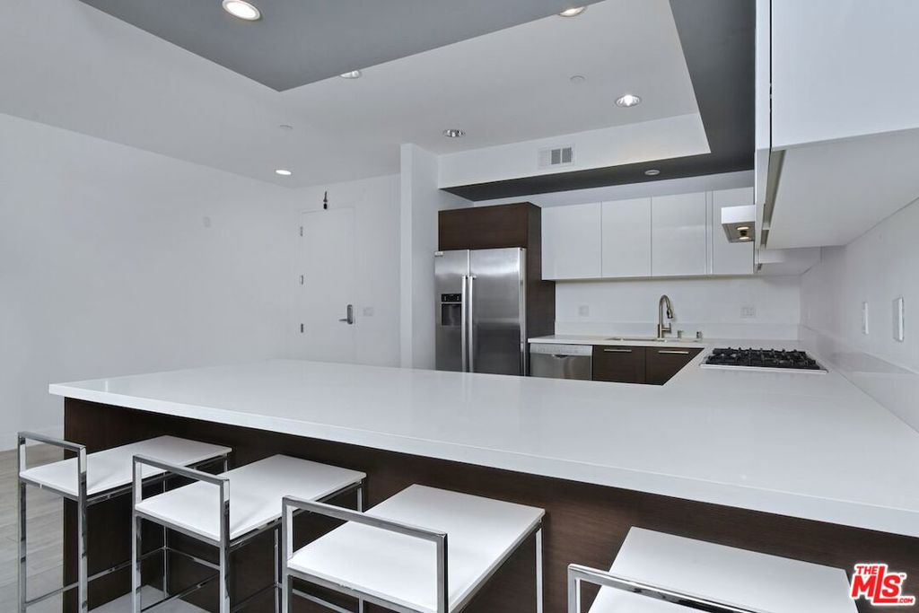 118 S Kenwood Street 305