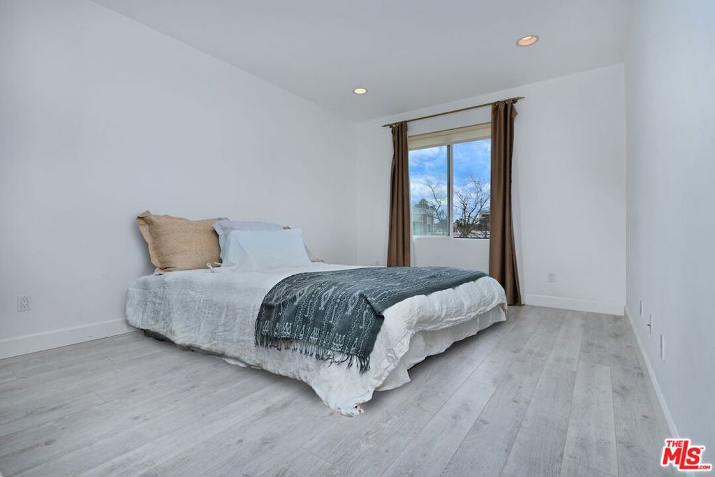 118 S Kenwood Street 305