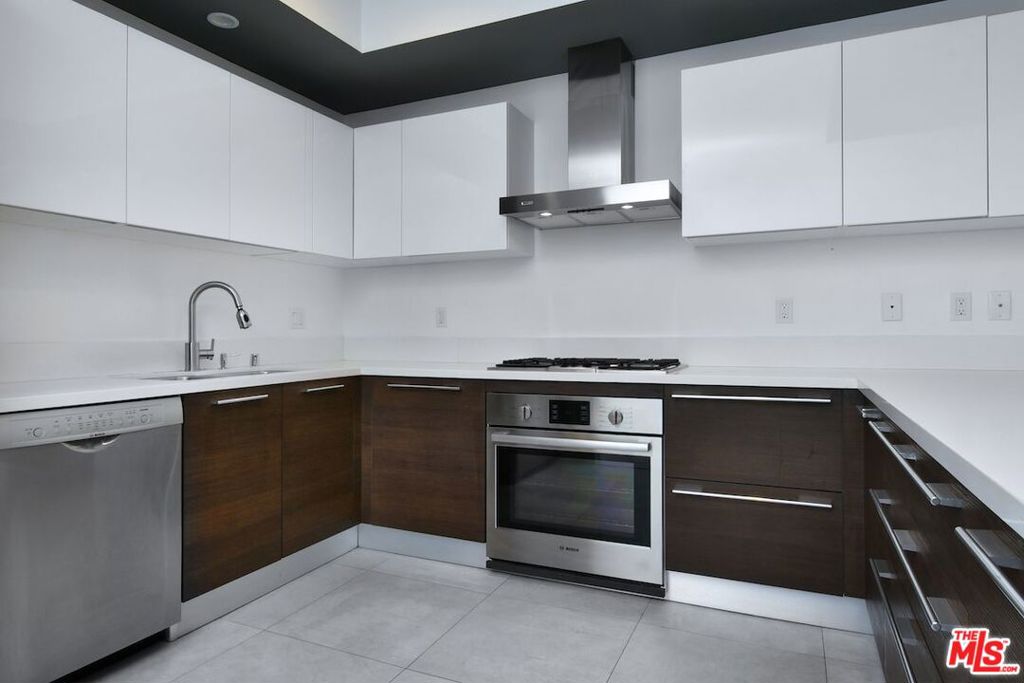 118 S Kenwood Street 305