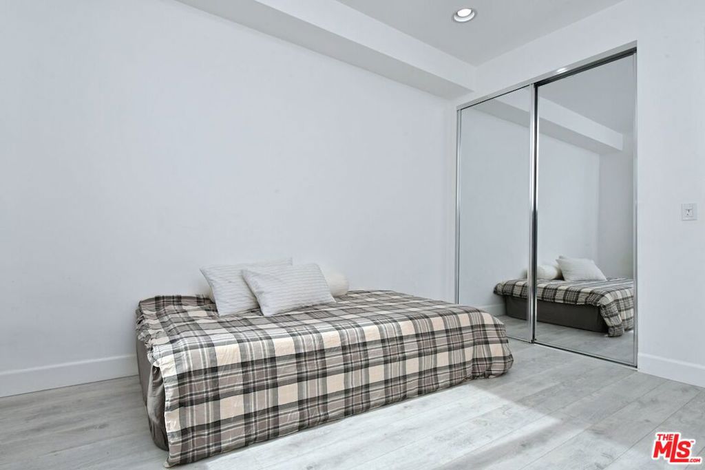 118 S Kenwood Street 305