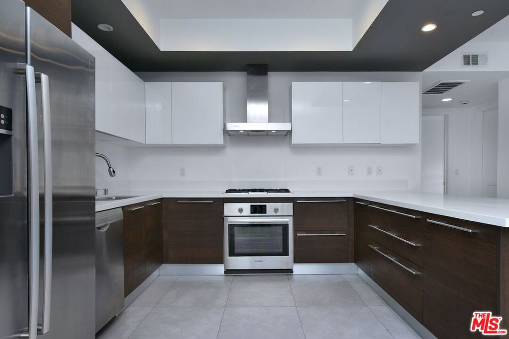 118 S Kenwood Street 305