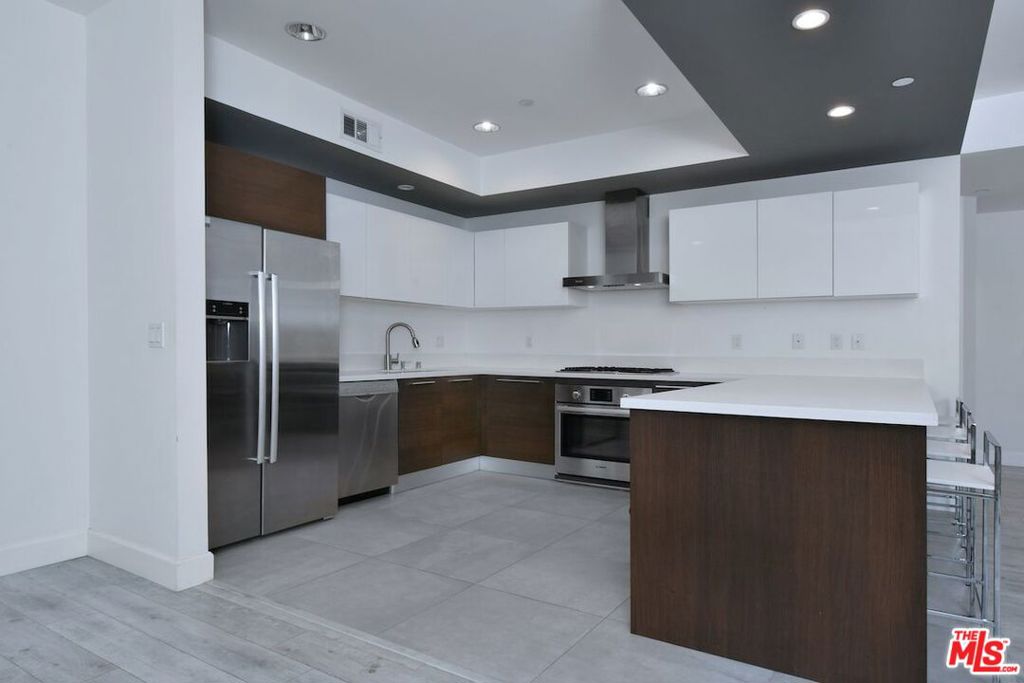 118 S Kenwood Street 305