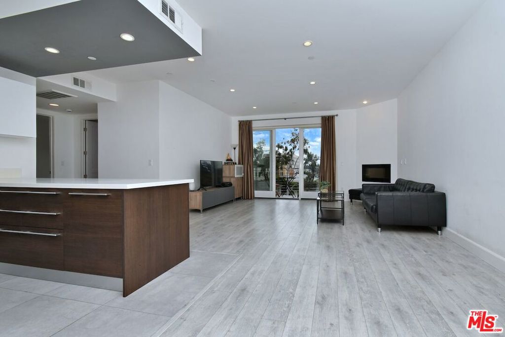 118 S Kenwood Street 305