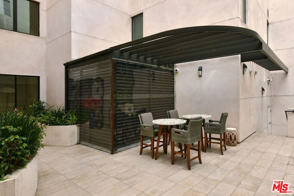 118 S Kenwood Street 305