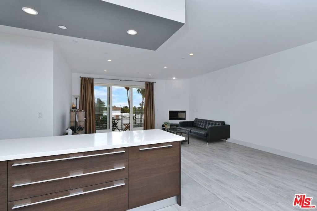 118 S Kenwood Street 305