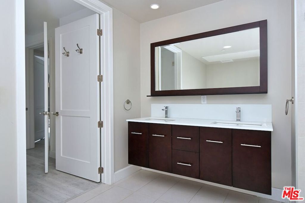 118 S Kenwood Street 305