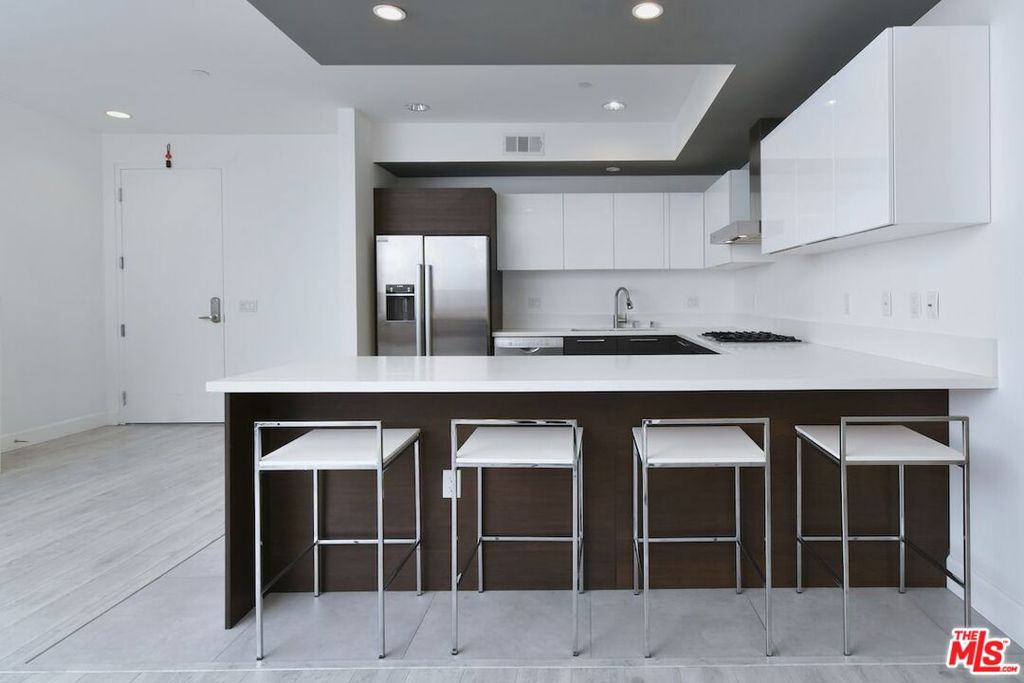 118 S Kenwood Street 305