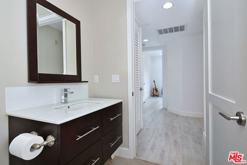 118 S Kenwood Street 305