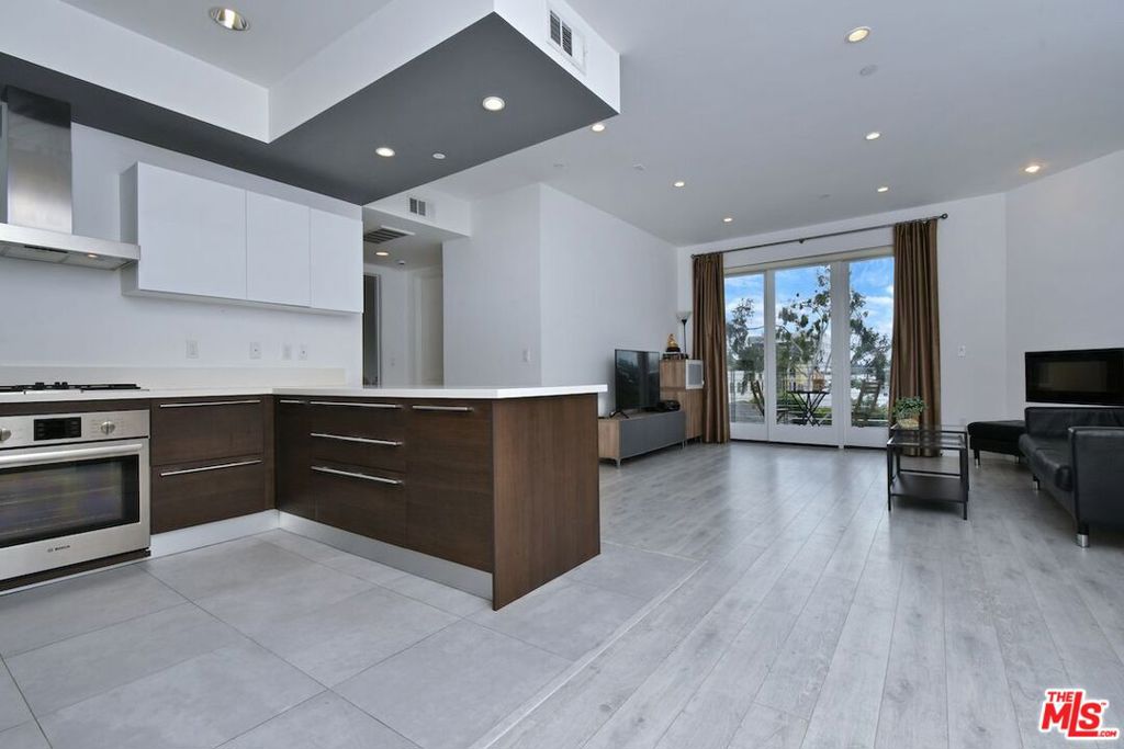 118 S Kenwood Street 305