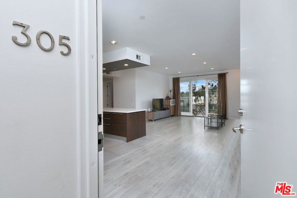 118 S Kenwood Street 305