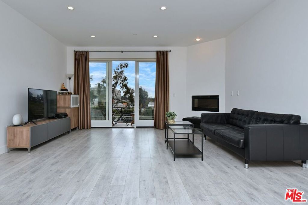 118 S Kenwood Street 305