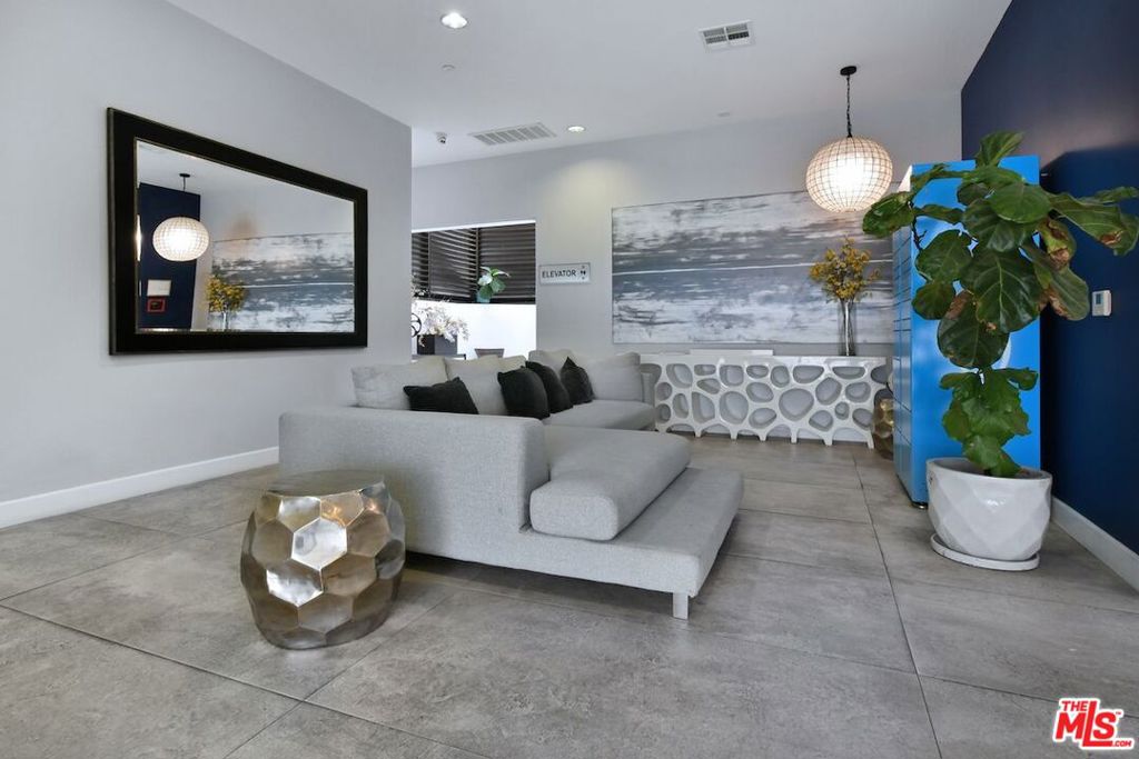 118 S Kenwood Street 305