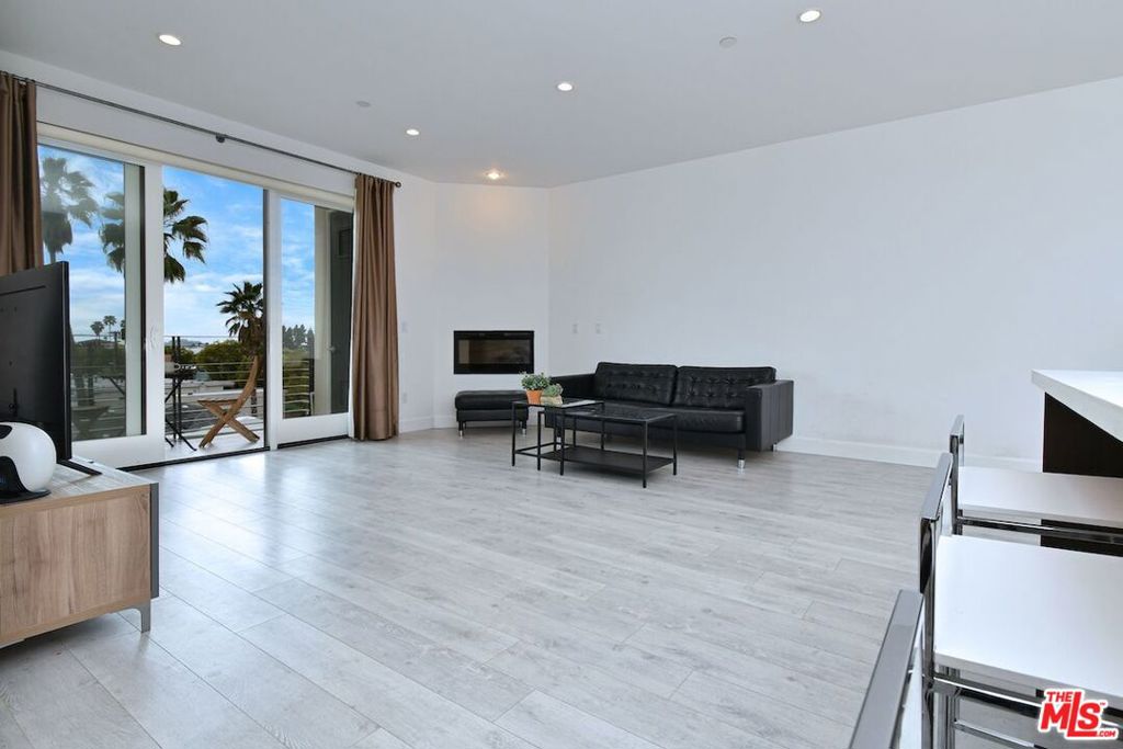 118 S Kenwood Street 305