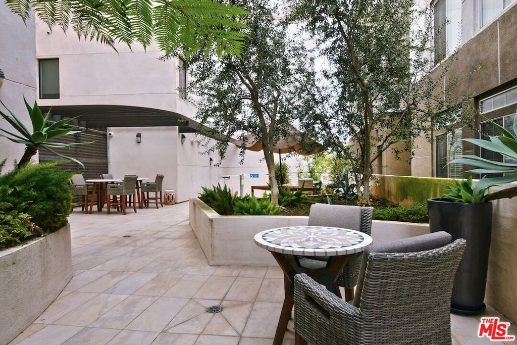 118 S Kenwood Street 305