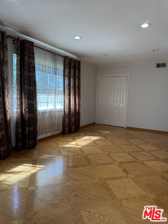 5412 Hazeltine Avenue