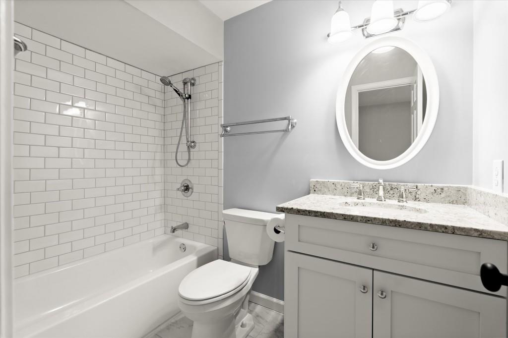 27 Old Ivy Square NE