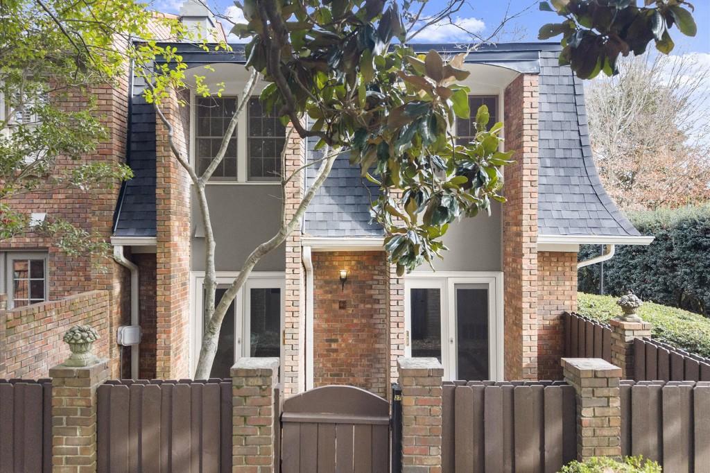 27 Old Ivy Square NE