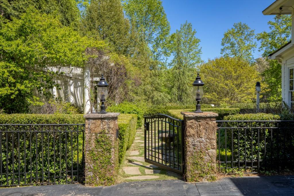 1095 Stonegate Court