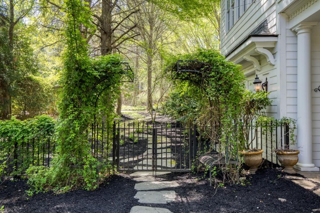 1095 Stonegate Court