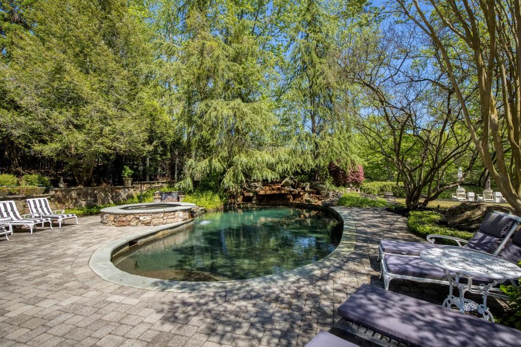 1095 Stonegate Court