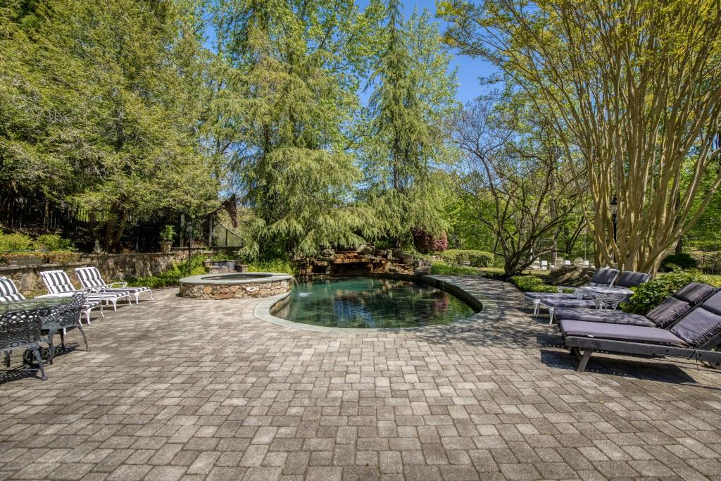 1095 Stonegate Court