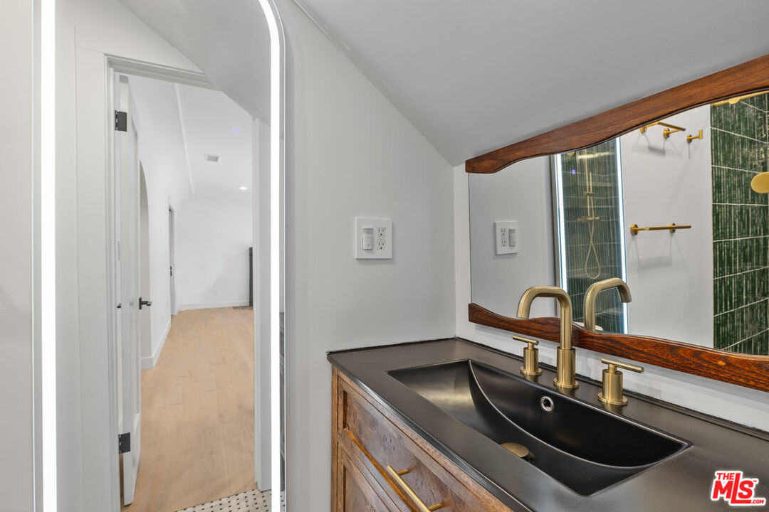 839 Westmount Dr