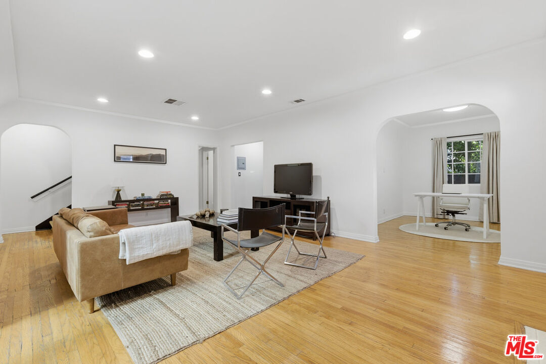 837 Westmount Dr