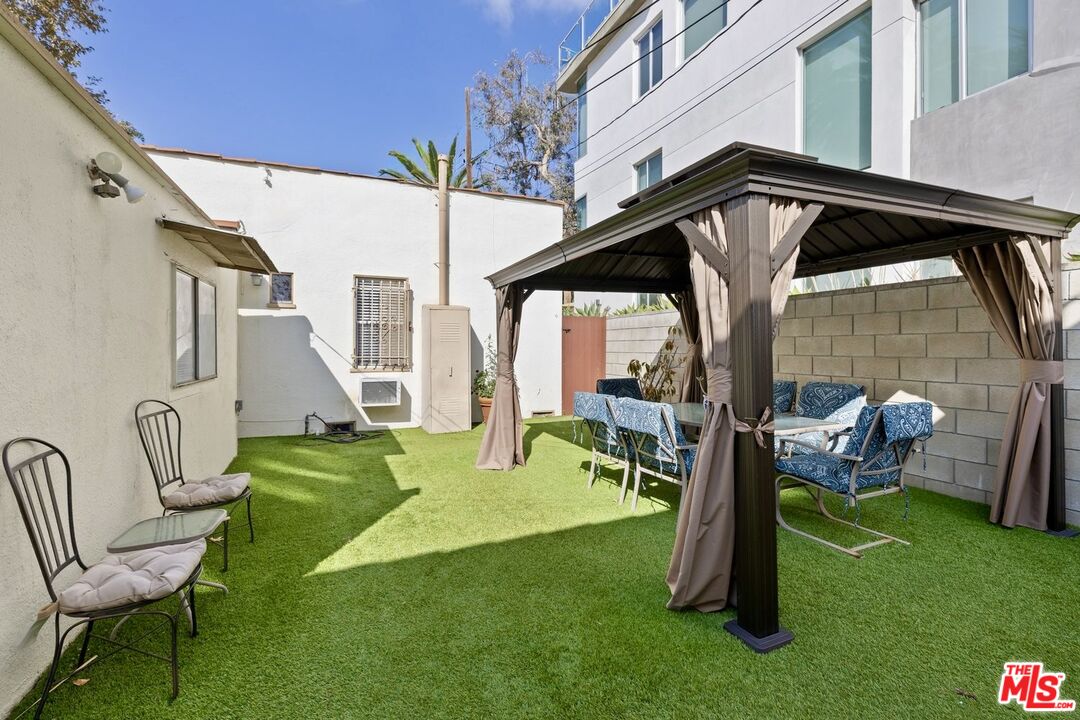 8415 Rosewood Ave