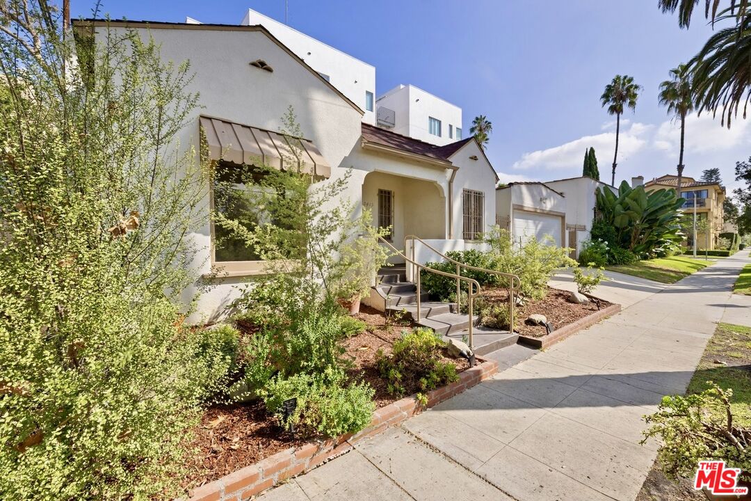 8415 Rosewood Ave