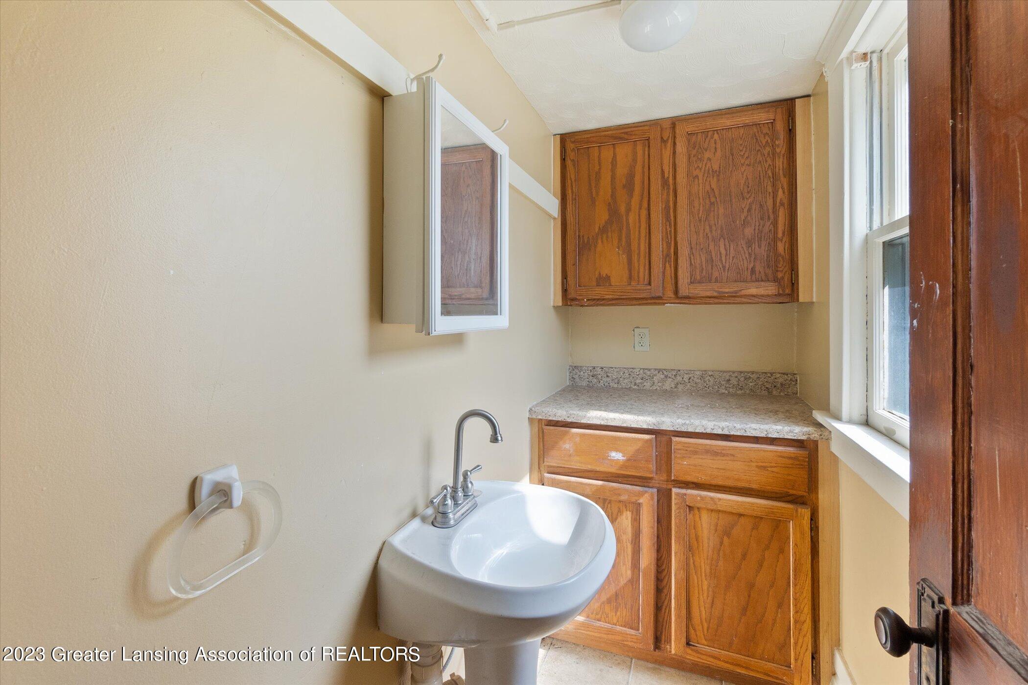 527 W Hillsdale Street