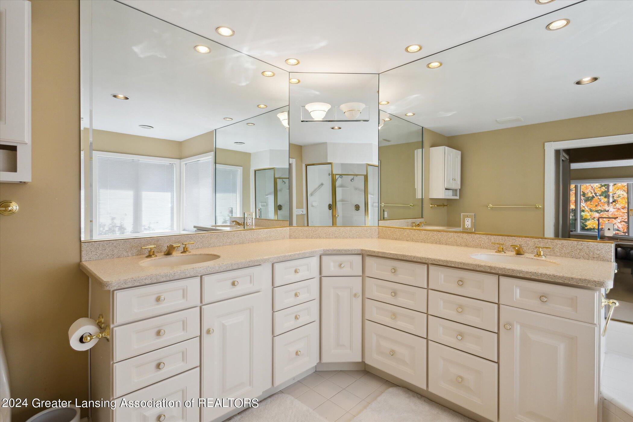 6111 W Longview Drive