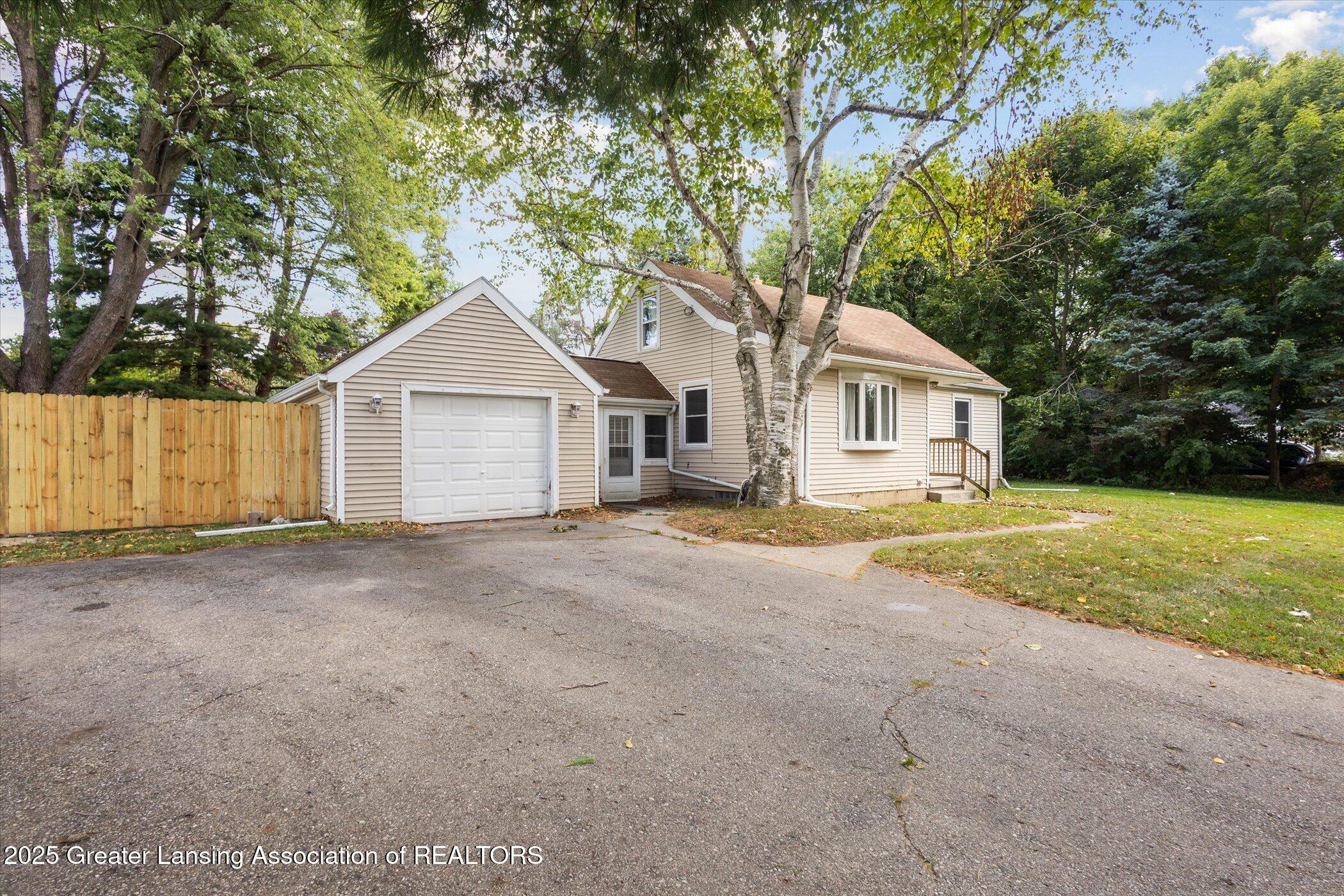 2216 Iroquois Road