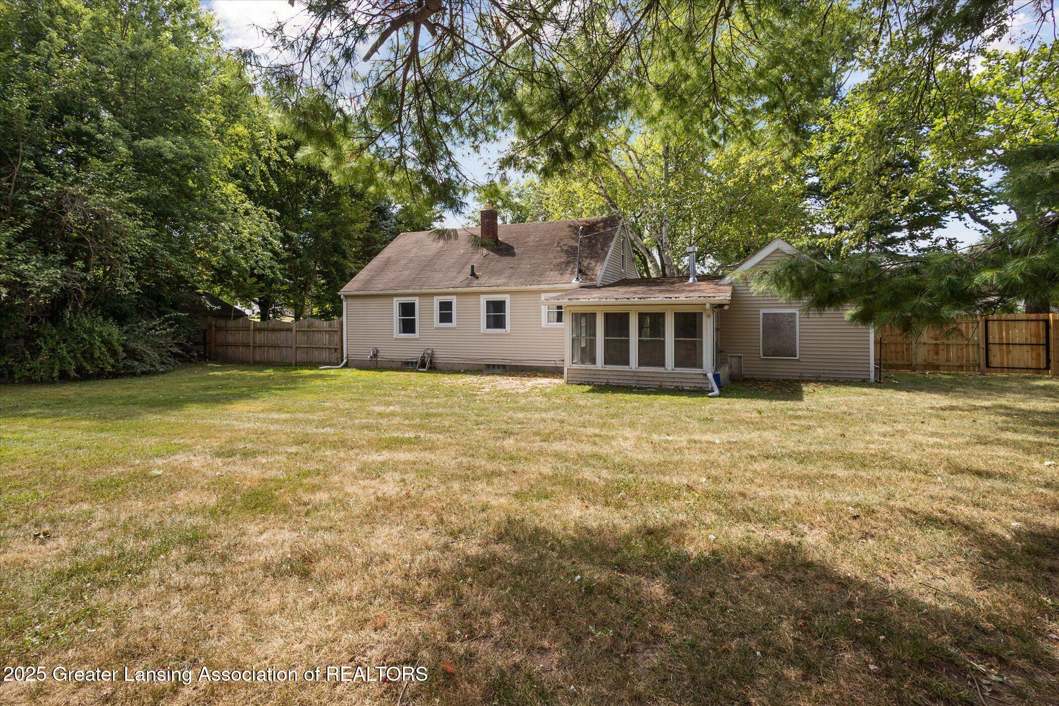 2216 Iroquois Road