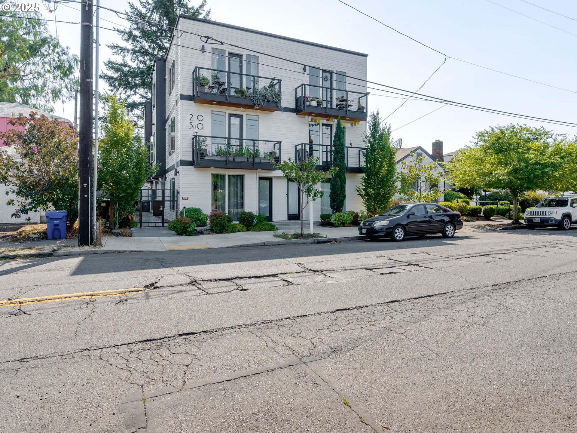 2050 N KILLINGSWORTH ST 11