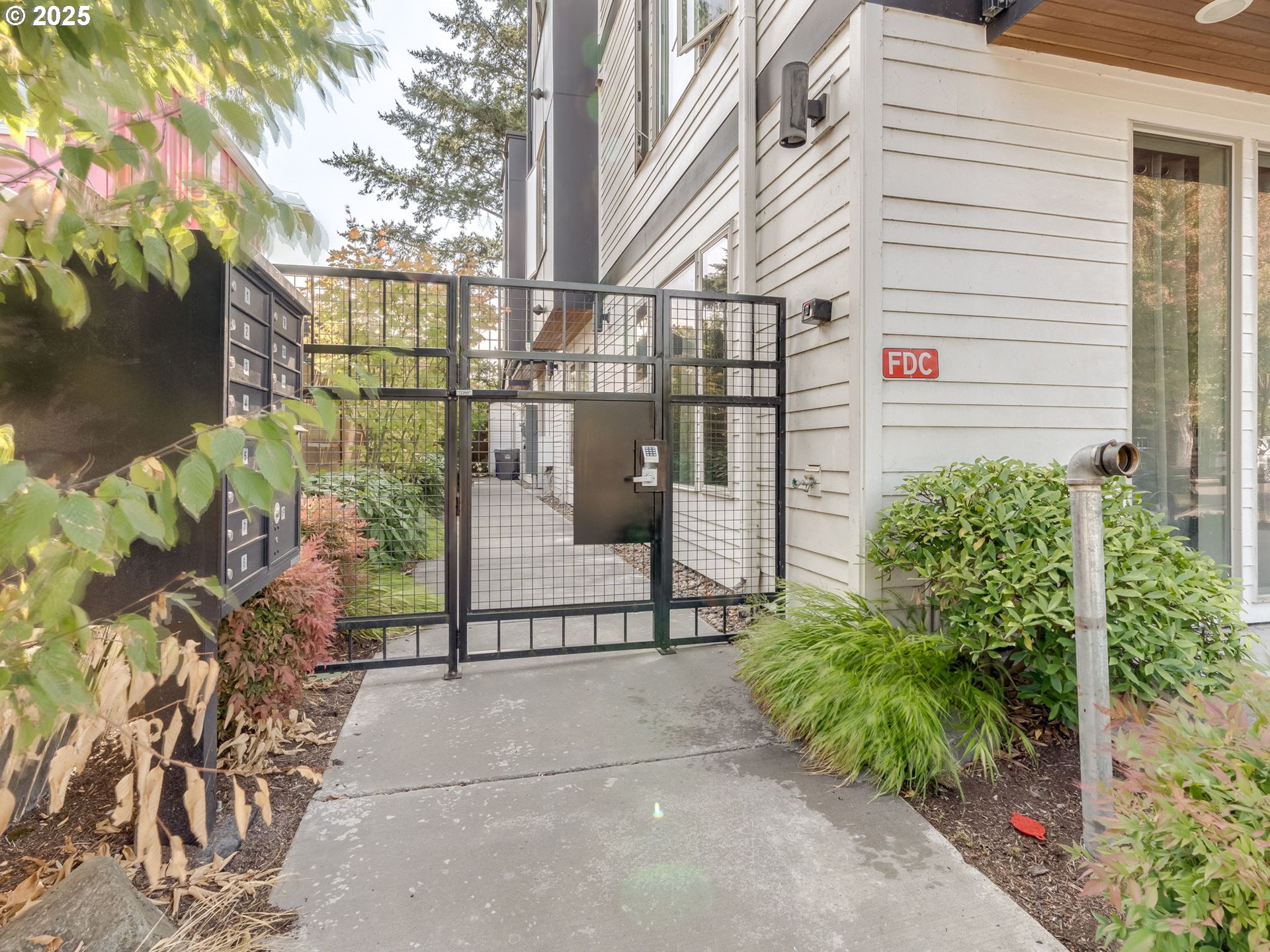 2050 N KILLINGSWORTH ST 11