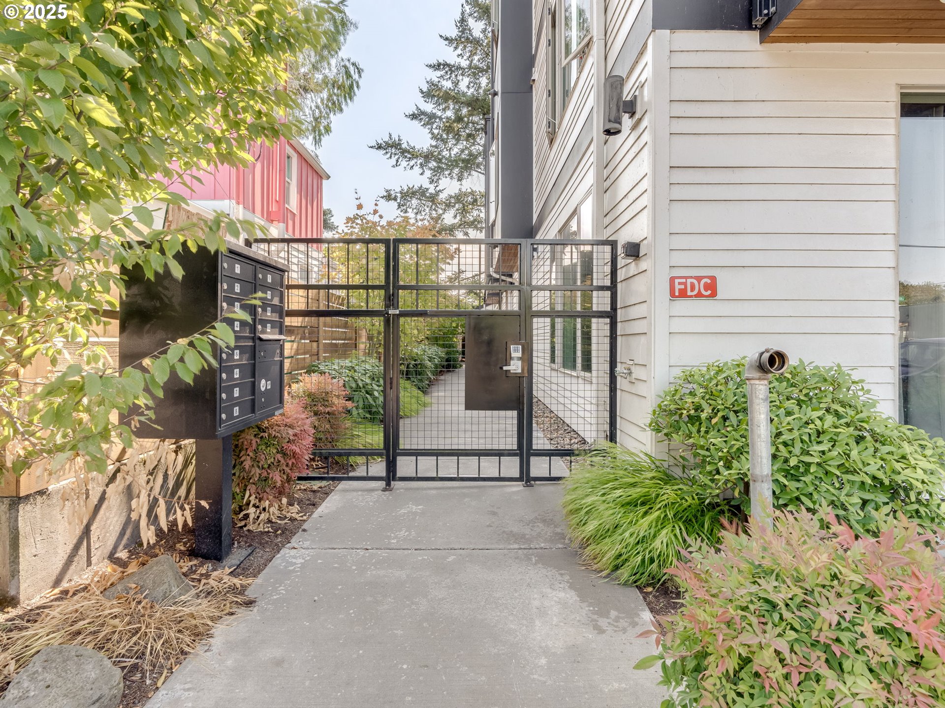 2050 N KILLINGSWORTH ST 11