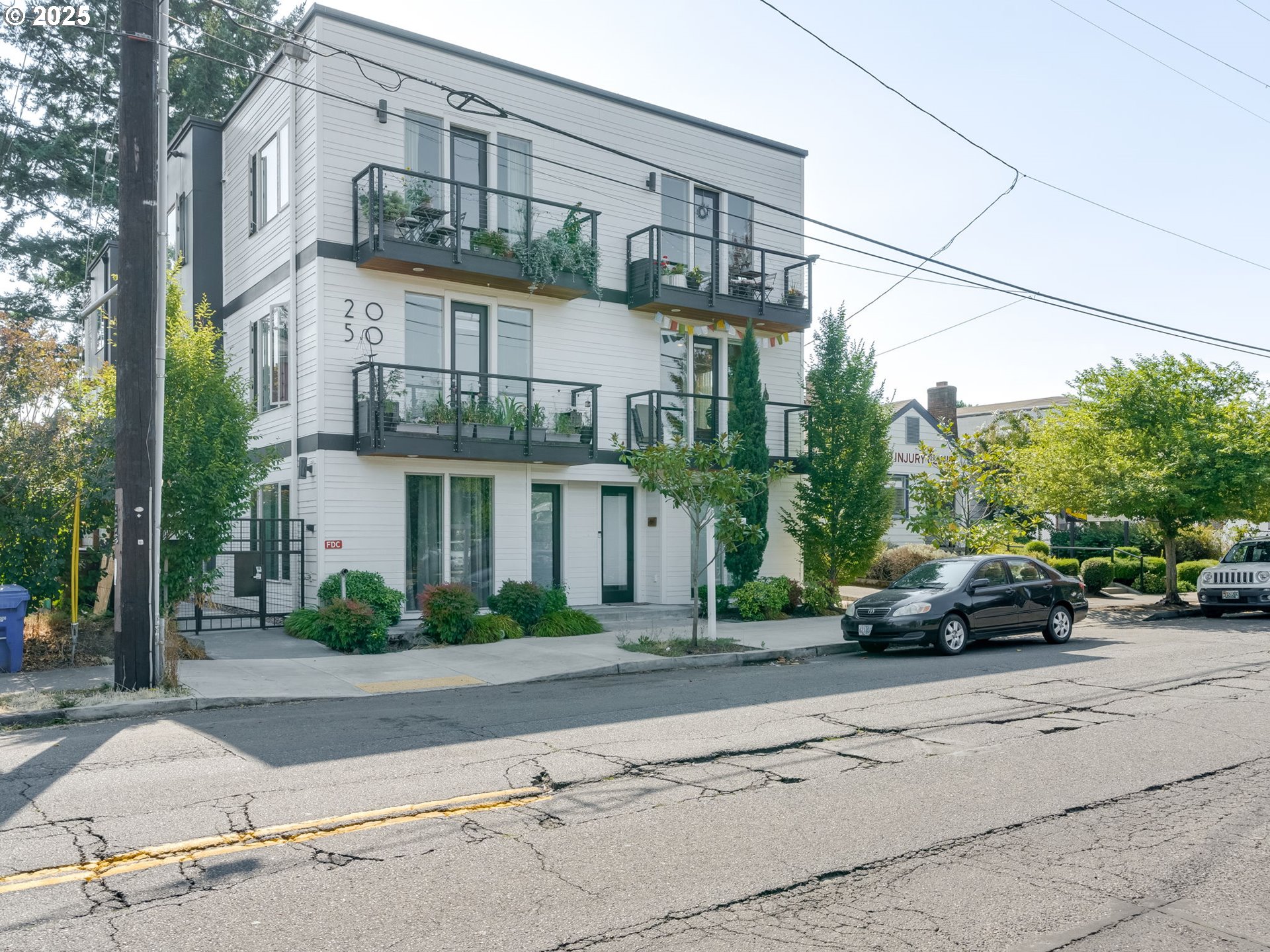 2050 N KILLINGSWORTH ST 11