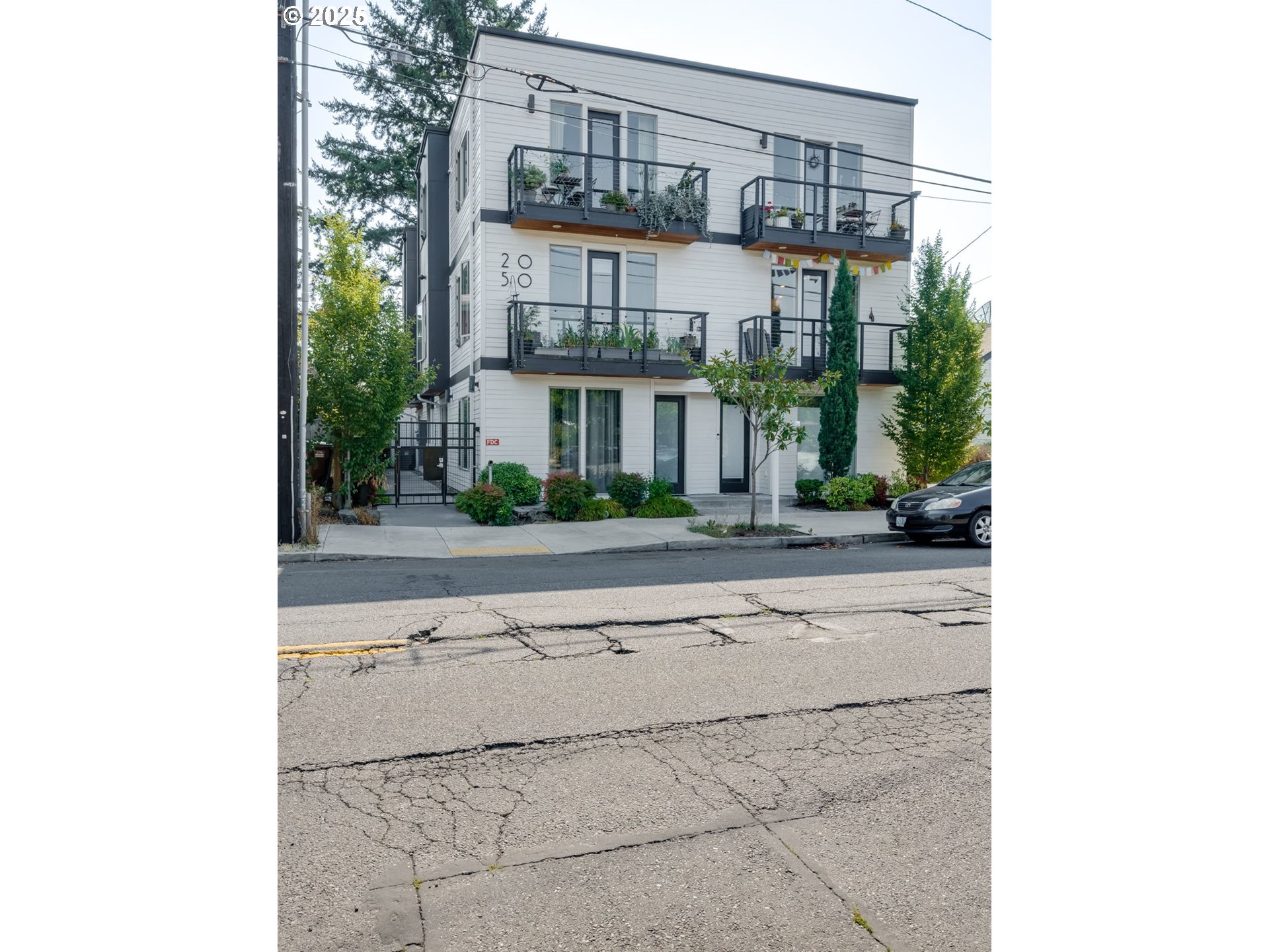 2050 N KILLINGSWORTH ST 11