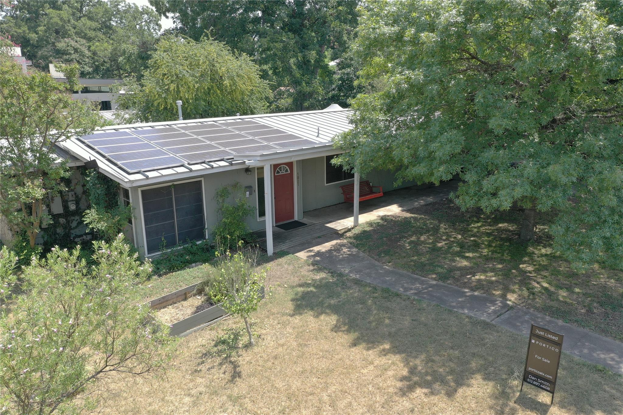 1821 Dexter ST