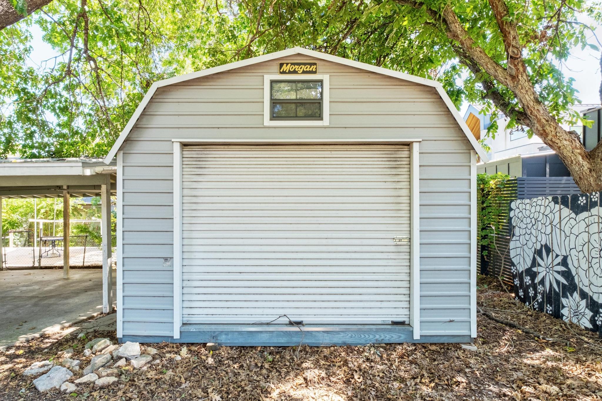1821 Dexter ST