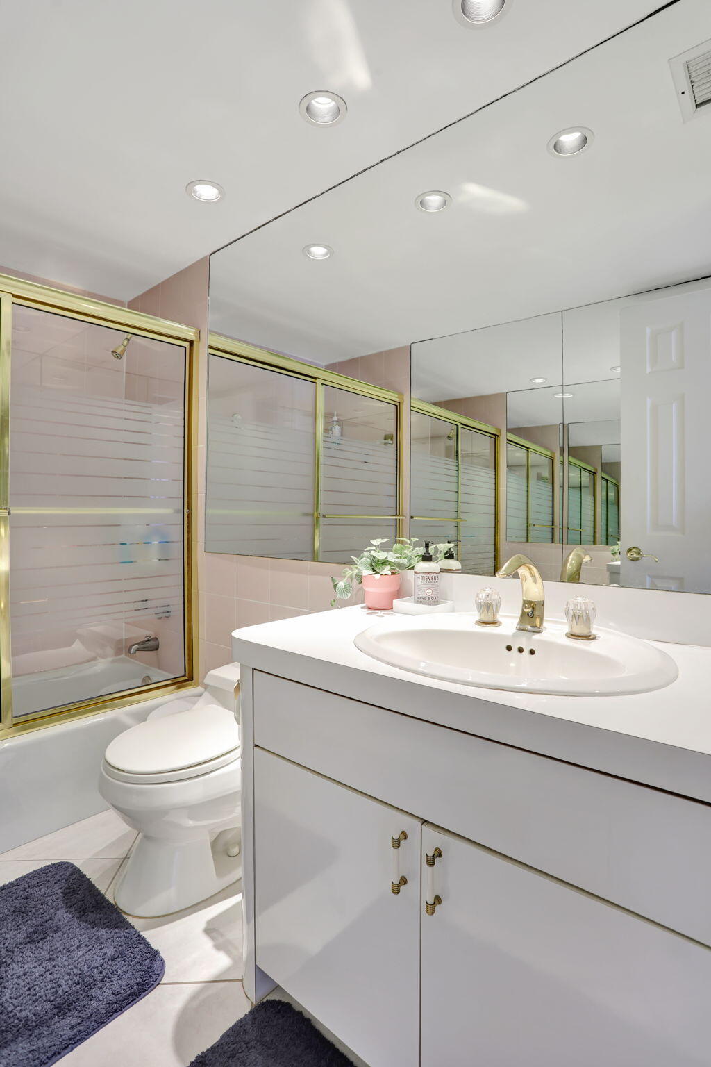 1069 Hillsboro Mile 401