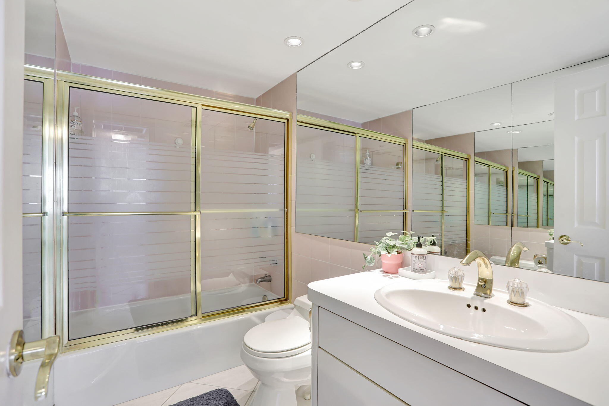 1069 Hillsboro Mile 401