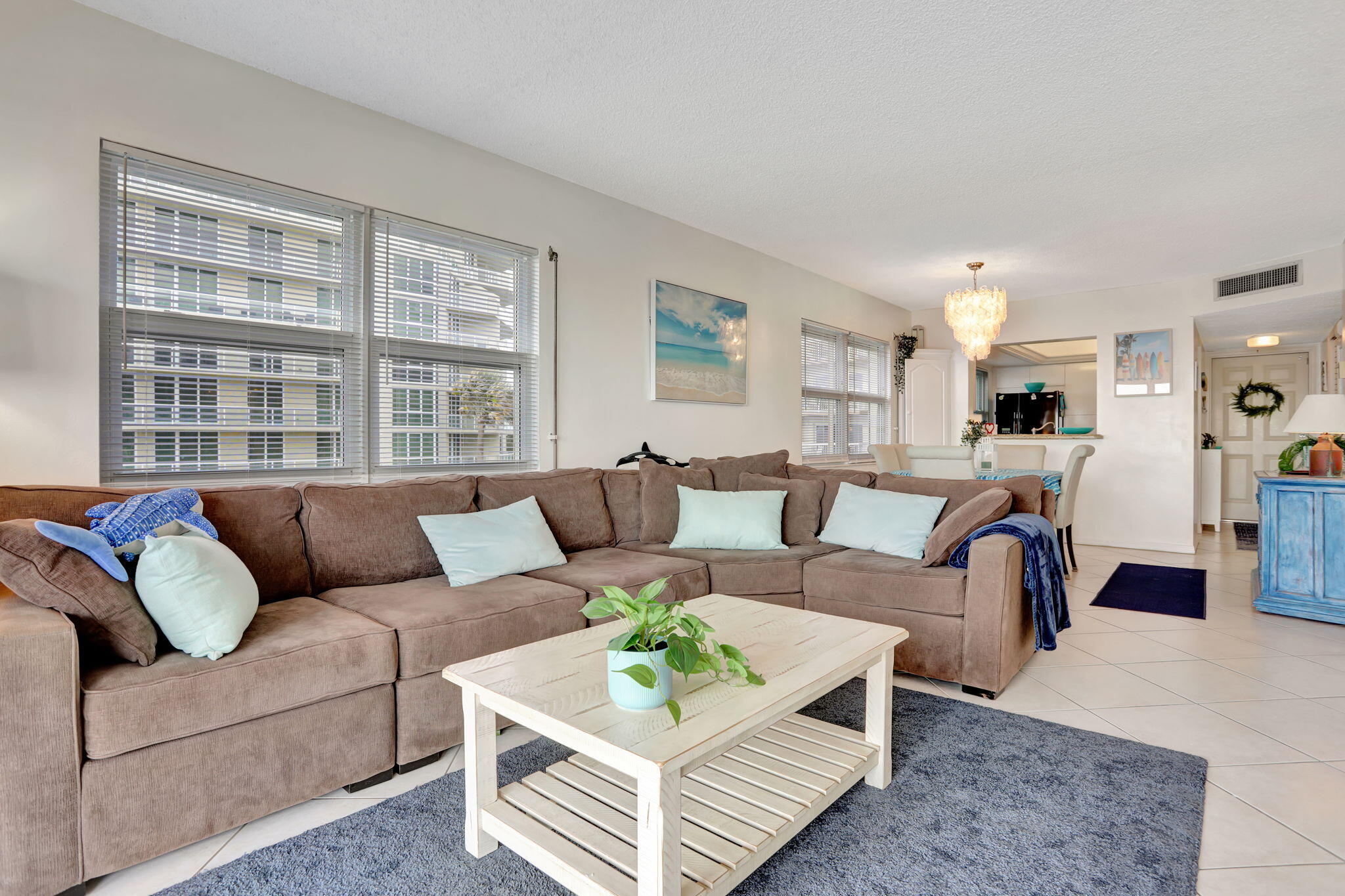 1069 Hillsboro Mile 401