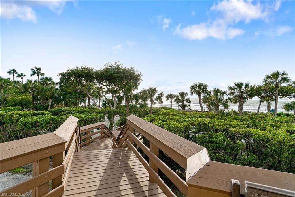 8473 Bay Colony DR # 403