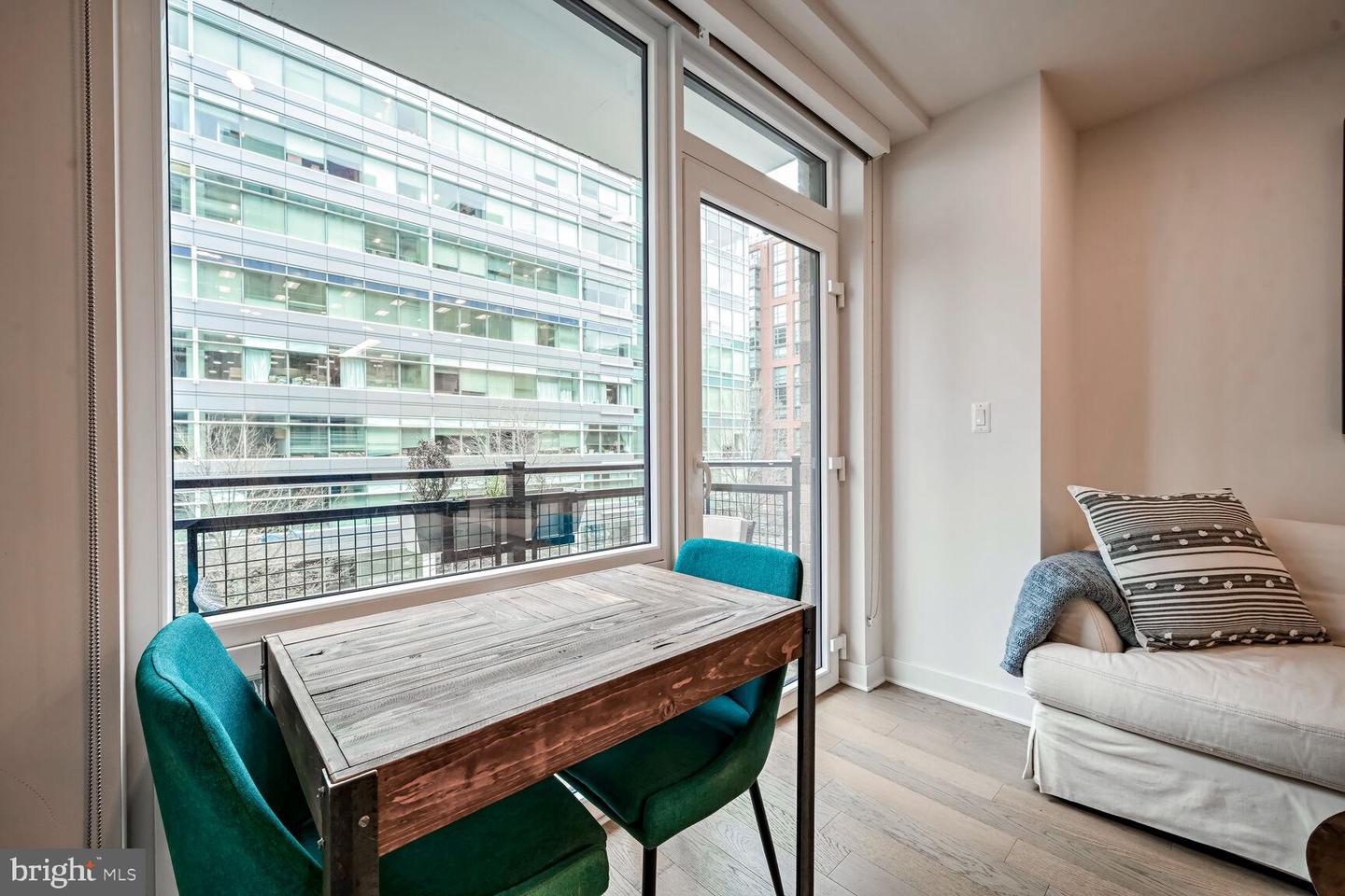 37 L St SE #401