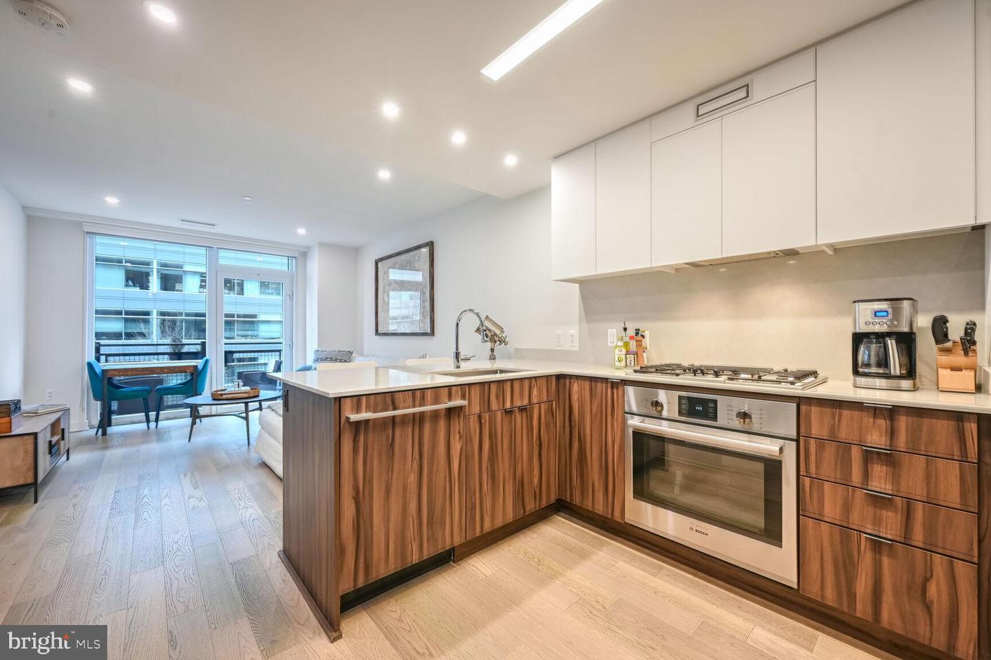37 L St SE #401