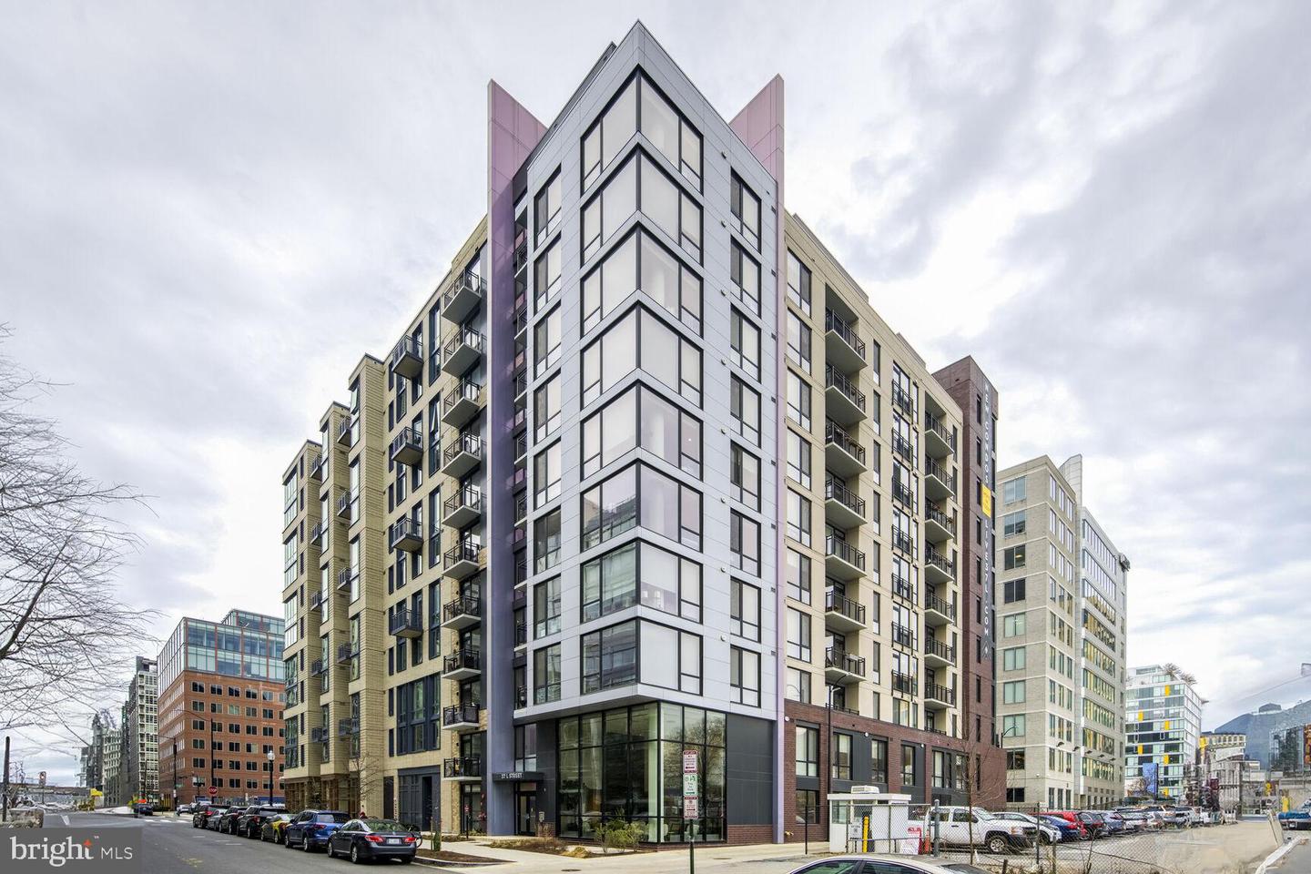 37 L St SE #401