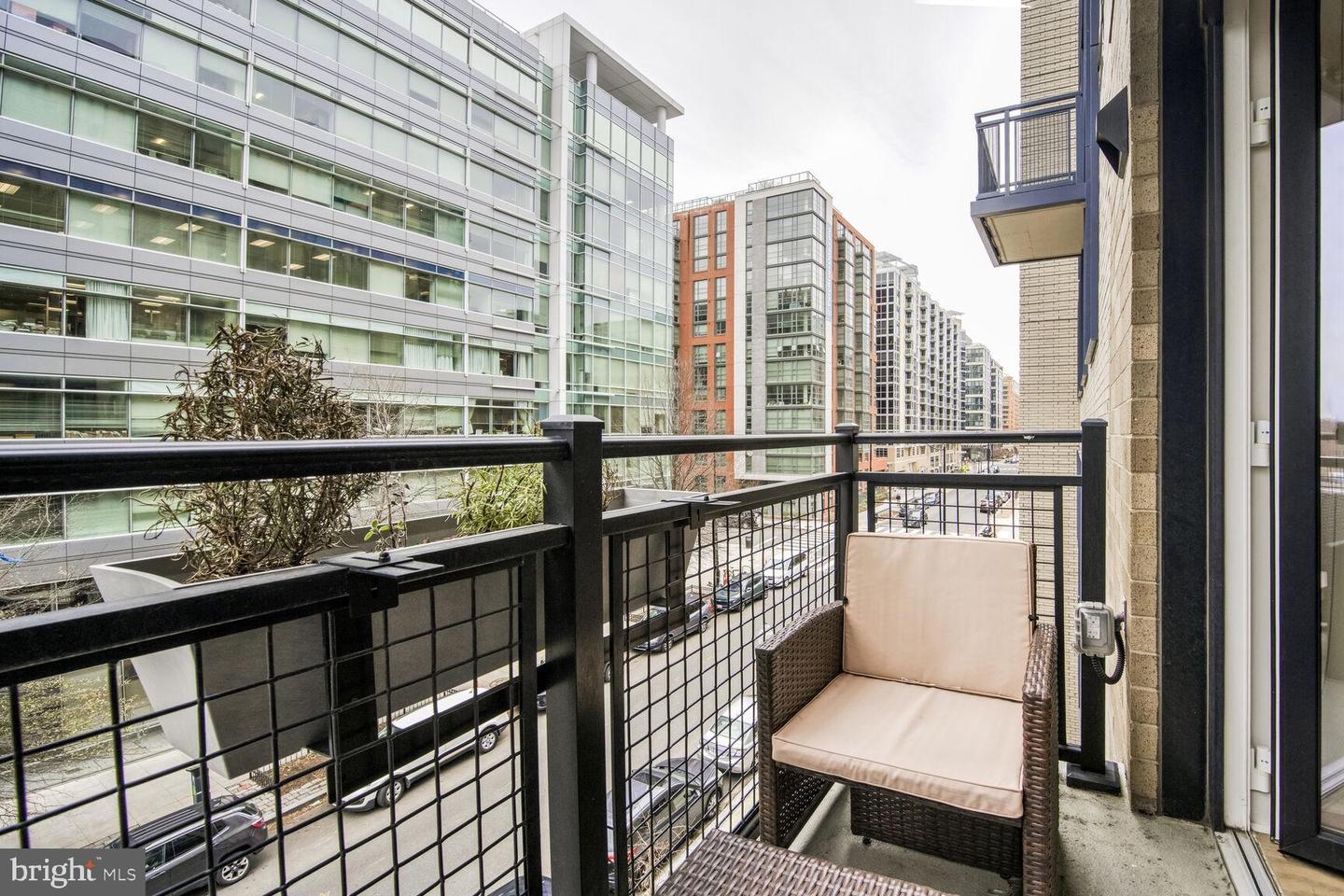 37 L St SE #401