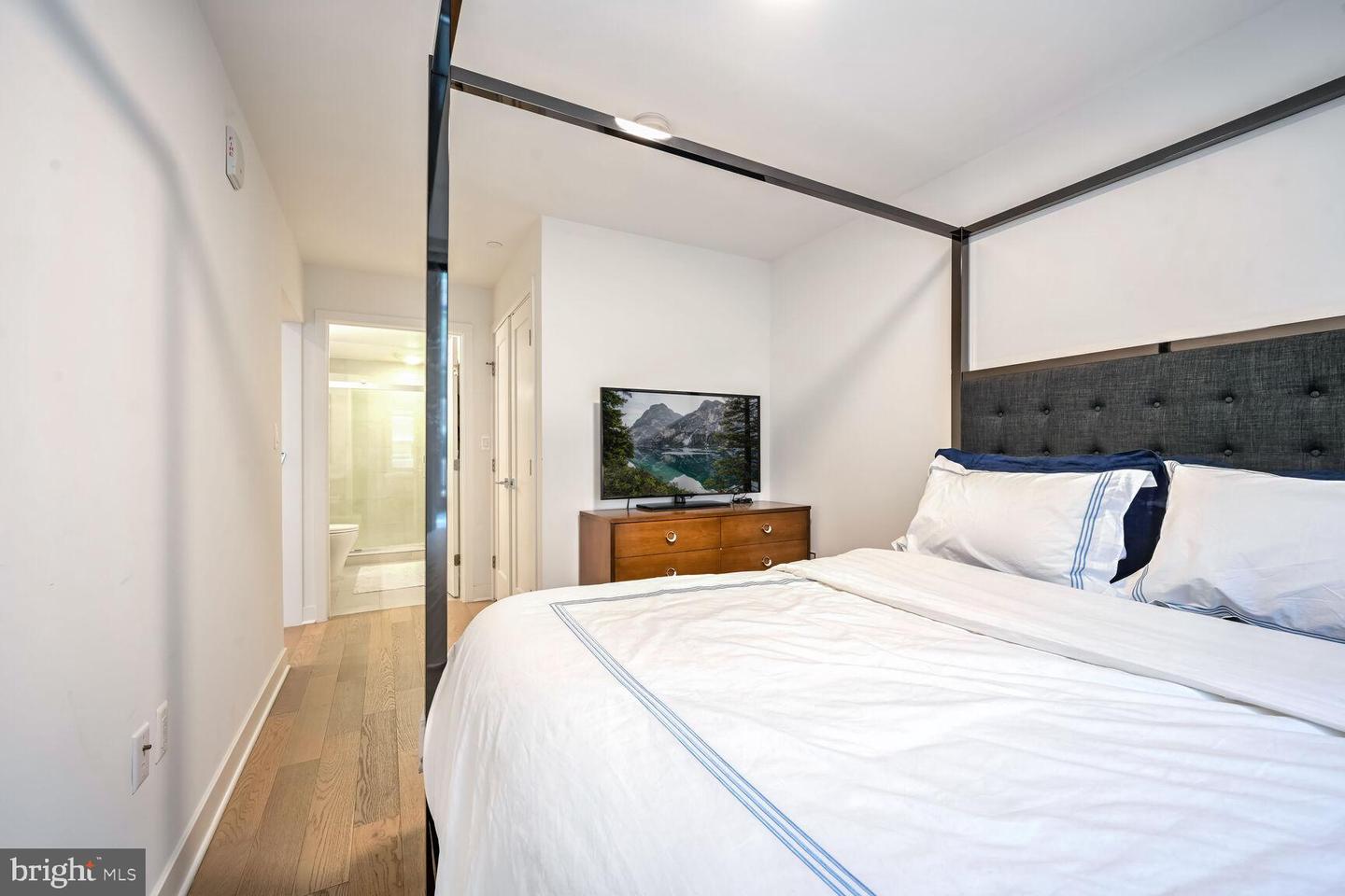 37 L St SE #401